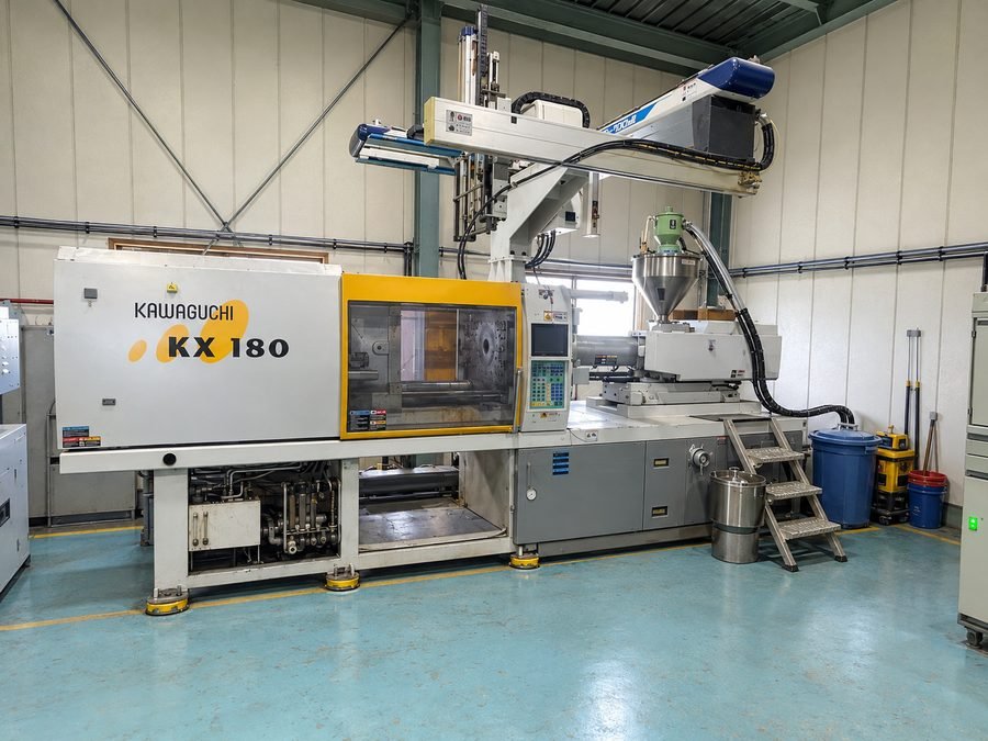 Injection moulding machine with a robotic take-out arm